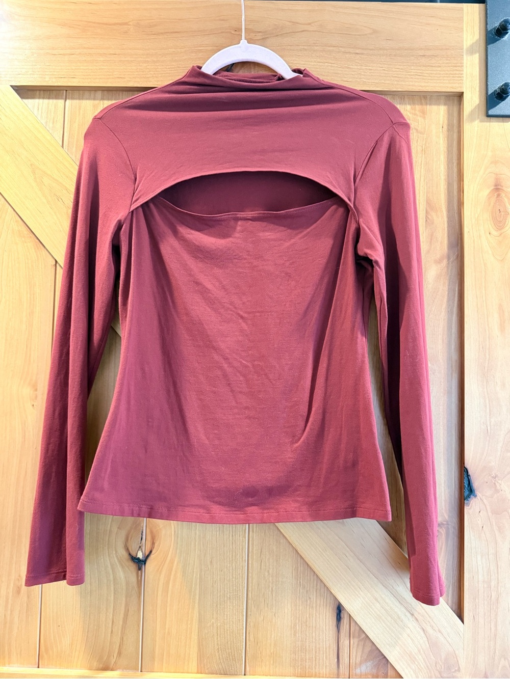 BOLD elements Long-Sleeve Cutout Top in Burgundy